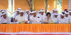 KETUA KOMISI II DPRD KABUPATEN BADUNG HADIR MENDAMPINGI BUPATI BADUNG PADA ACARA TAWUR LAN PEDANAN DI DESA ADAT SEMANA
