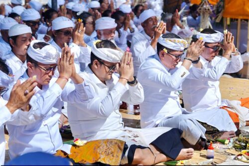 Anggota DPRD Kabupaten Badung Hadiri Upacara Melasti dan Mulang Pekelem di Segara Labuan Sait.