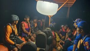 PERAHU TERBALIK, ENAM PEMANCING BERHASIL DISELAMATKAN TIM SAR