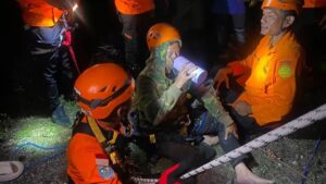 TERJEBAK DI TEBING, 1 ORANG DISELAMATKAN TIM SAR GABUNGAN