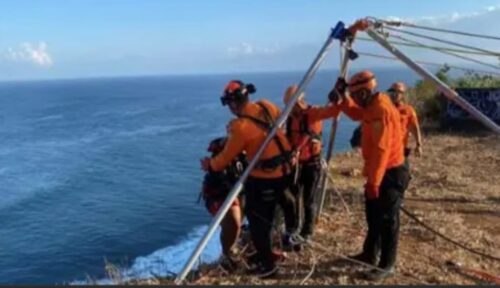 TIGA BURUH PROYEK TERJEBAK AIR PASANG DI ULUWATU, EVAKUASI BERLANGSUNG DRAMATIS