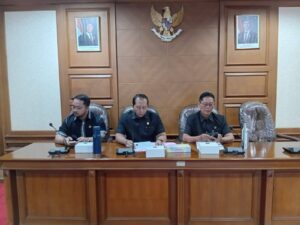 Bahas Raperda Pencabutan Perda Tentang Penyelenggaraan Administrasi Kependudukan, Rai Wirata Pimpin Rapat Pansus.