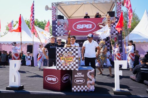 Bupati Badung I Wayan Adi Arnawa bersama Ketua DPRD Kabupaten Badung I Gusti Anom Gumanti secara resmi membuka Festival Layang-Layang  (SPB) Fest #4
