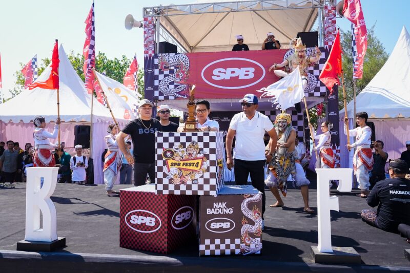 Bupati Badung I Wayan Adi Arnawa bersama Ketua DPRD Kabupaten Badung I Gusti Anom Gumanti secara resmi membuka Festival Layang-Layang  (SPB) Fest #4