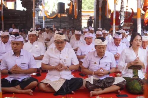 Bupati Kembang Dampingi Wagub Giri Prasta Ngupasaksi Karya Agung Mupuk Pedagingan lan Ngenteg Linggih Pura Desa lan Puseh Desa Adat Pangyangan
