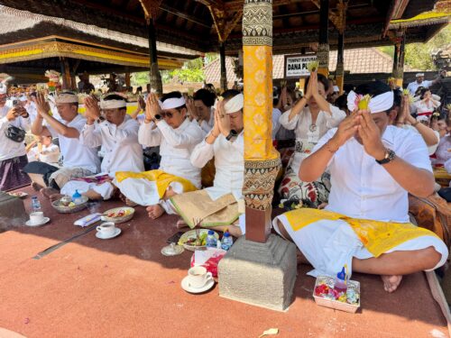 Pimpinan dan Anggota DPRD Kabupaten Badung Hadiri Bakti Penganyar di Pura Mandhara Giri Semeru Agung.