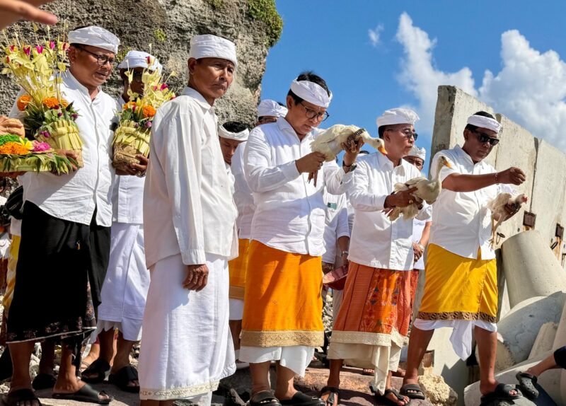 Bupati Badung Ikuti Prosesi Mulang Pekelem Pada Puncak Pujawali Padudusan Agung Di Pura Luhur Uluwatu