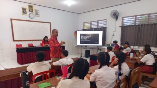 I Wayan Ariasa Bekali Peserta MPLS SMP Negeri 2 Selemadeg Barat dengan Etika Komunikasi dan Keterampilan Konten Kreator