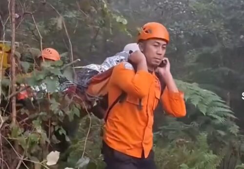 TIM SAR GABUNGAN EVAKUASI PENDAKI PINGSAN DI GUNUNG AGUNG