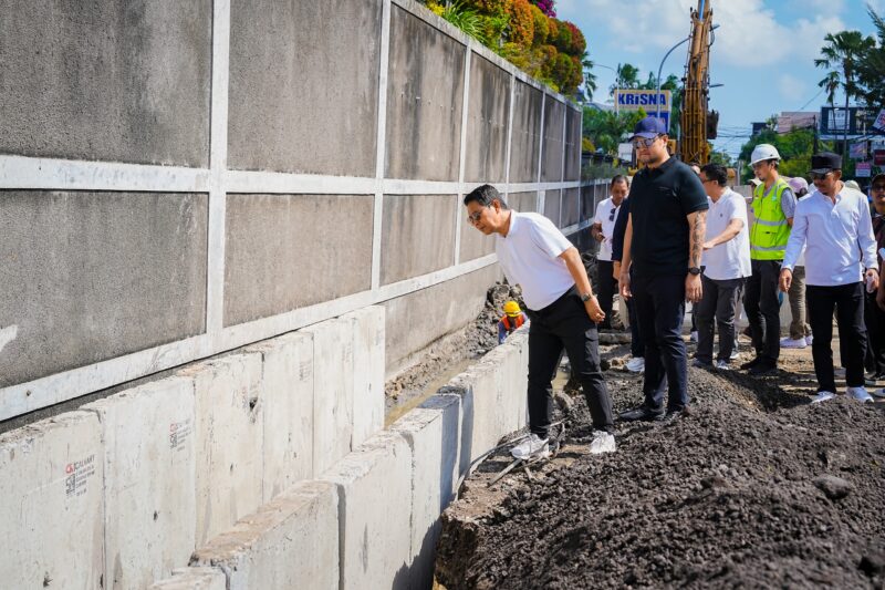 Bupati Adi Arnawa Dan Wabup Bagus Alit Sucipta Tinjau Proyek Strategis Pengendali Banjir Di Kuta