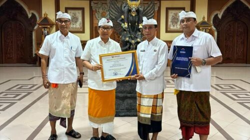 Bupati Badung Beri Penghargaan Dinas Sosial