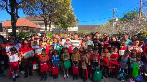 Sinergi Pemkab Jembrana dengan swasta, Kembang – Ipat salurkan ratusan seragam bagi siswa kurang mampu