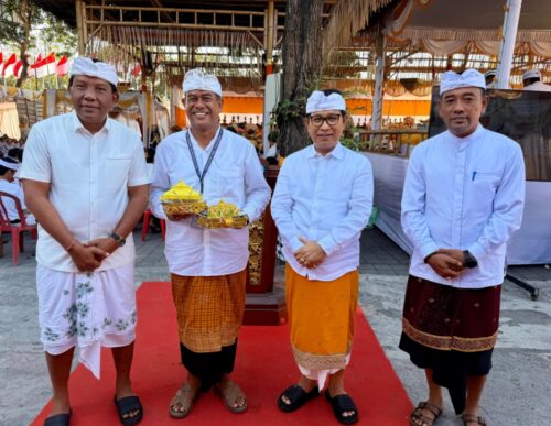 Bupati Badung I Wayan Adi Arnawa bersama Ketua DPRD Badung I Gusti Anom Gumanti saat menghadiri (Nodya) Puncak Karya Atma WedanaNyekah Massal Desa Adat Tuban pada Rabu (582026)