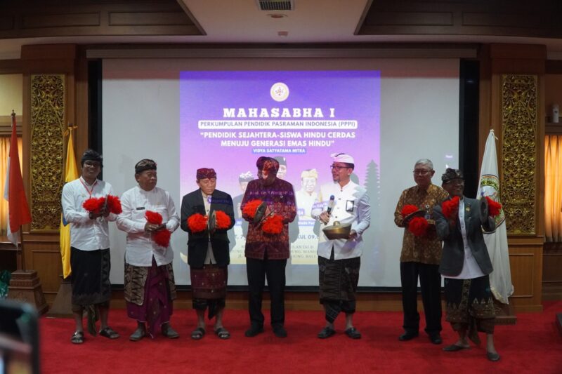 MAHASABA PERTAMA PERKUMPULAN PENDIDIK PESRAMAN INDONESIA (P3I) DITANDAI DENGAN MEMUKUL ALAT  MUSIK GAMBELAN, SIMBOL HARMONISASI ORGANISASI HINDU INDONESIA