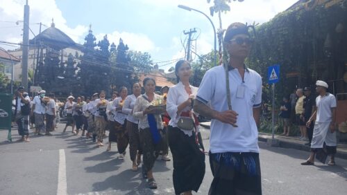 RATUSAN WARGA DESA ADAT KUTA MENGIKUTI PROSESI NGULAPIN DAN NEBUSIN DESA ADAT KUTA, UNTUK MEMOHON IJIN AGAR SANG ROH DIPERKENANKAN DISUCIKAN DALAM UPACARA ATIWA TIWA