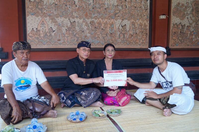 Ringankan Beban Warga, Bupati Satria Serahkan Bantuan Ngaben Masal di Tiga Desa dan Pitra Bakti di Dua Desa