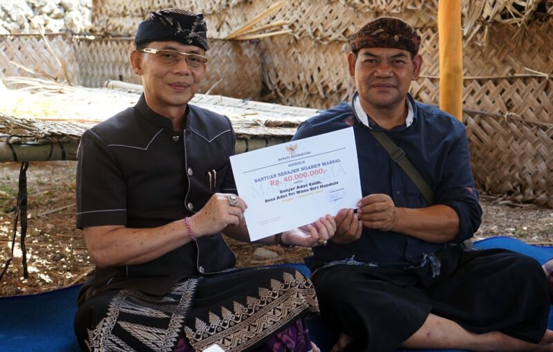 Ringankan Beban Warga, Bupati Satria Serahkan Bantuan Ngaben Masal di Kecamatan Nusa Penida