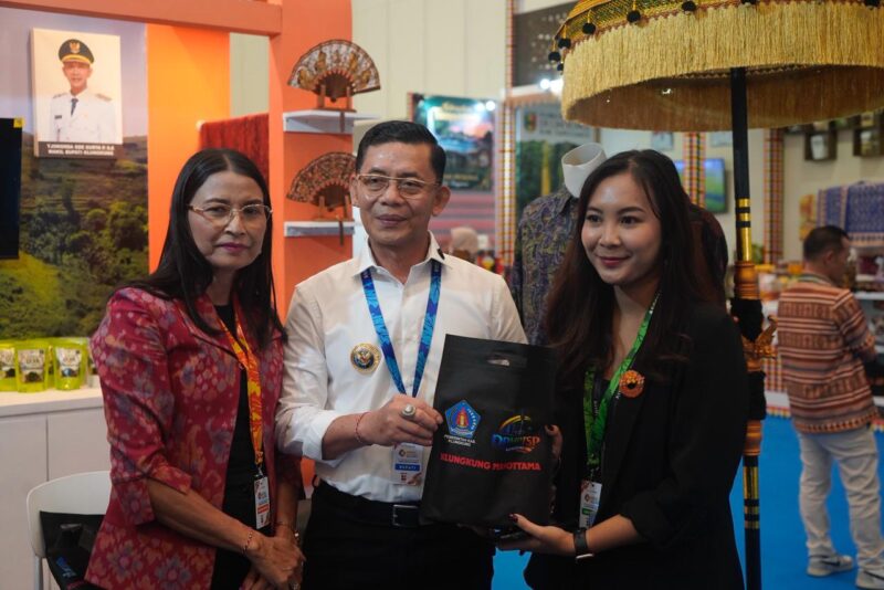 Kenalkan Potensi UMKM, Bupati Satria Kunjungi Stand Klungkung di AOE 2026