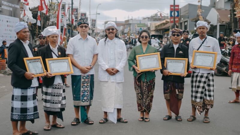 Dua Desa dan Tiga Seniman Terima “Batur Paramanugraha” dan “Batur Kawinugraha”