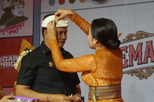 Pemkab Jembrana Canangkan Bunga Cepaka Putih sebagai Maskot Daerah dalam Berbusana Adat Bali