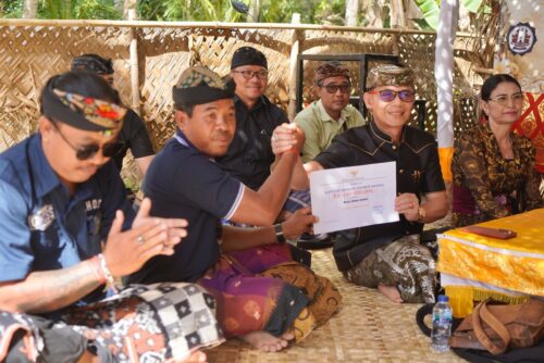 Bupati Satria Serahkan Bantuan Ngaben Massal di Nusa Penida