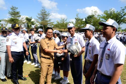Tanamkan Budaya Tertib Lalu Lintas, Bupati Adi Arnawa Bagi – Bagi Helm di SMAN 2 Abiansemal