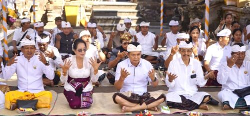 Bupati Kembang Hadiri Karya Pujawali Pura Luhur Dangkahyangan Rambut Siwi