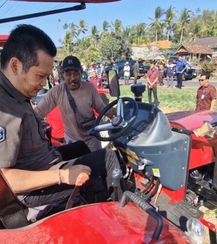 Dukung Ketahanan Pangan, Bupati Kembang Serahkan 4 Unit Traktor Roda Empat untuk Petani