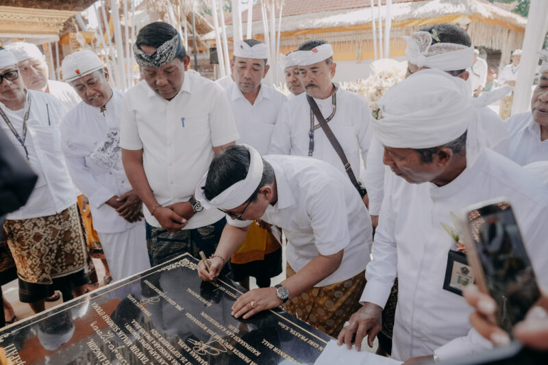 Bupati Adi Arnawa Dan Ketua Dprd Badung Ngupasaksi Karya Utama Di Pura Dalem Kahyangan Tuban