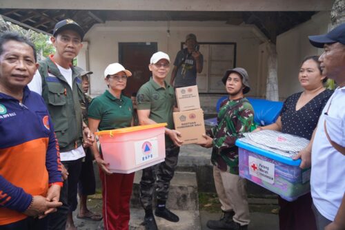 Bupati Satria Tinjau dan Serahkan Bantuan untuk Korban Kebakaran Bale Daje di Desa Negari