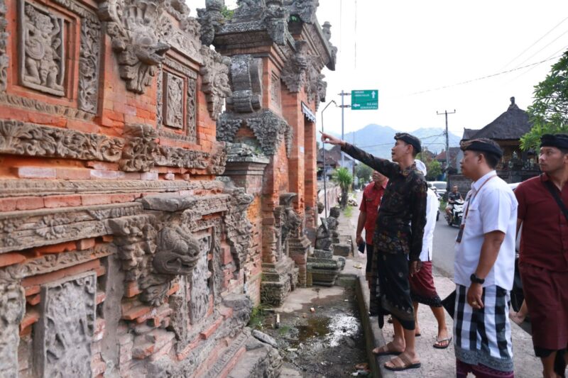 Wabup Tjok Surya Tinjau Rencana Restorasi Pemedal dan Bale Kulkul Pura Penataran Pratisentana Ki Mantri Tutuan Gunaksa