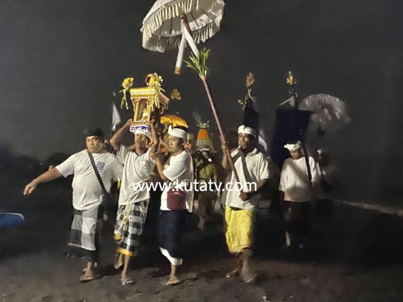 Warga Madura Banjarangkan Laksanakan Tradisi Kuno “Ngaro” di Tengah Malam