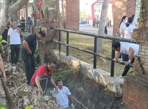Rawat Aset Daerah, ASN Jembrana Gotong Royong di Terminal Cargo