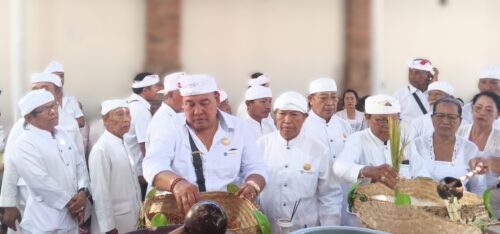 Upacara Memasar Awali Rangkaian Panjang dari Upacara Atiwa – Tiwa Serta Mepandes Massal Bagi Krama Desa Desa Adat Kuta