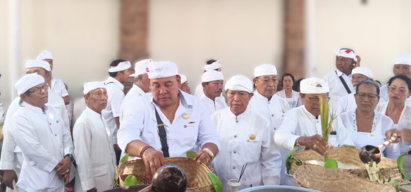 Upacara Memasar Awali Rangkaian Panjang dari Upacara Atiwa – Tiwa Serta Mepandes Massal Bagi Krama Desa Desa Adat Kuta