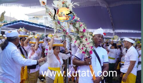 91 Sangge Urip Ikuti Upacara Nyekah  di Desa Adat Kuta, Bendesa Ingatkan Pemilet Untuk Senantiasa Bersabar dan Tulus Iklas Selama Upacara