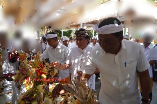 Krama Desa Adat Kuta Gelar Upacara  Atma Wedana dan Mepandes Massal
