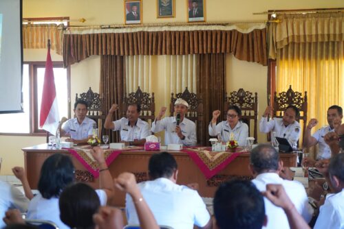 Monev Penyelenggaraan Pemerintahan di Banjarangkan, Wabup Tjok Surya Apresiasi Kinerja Desa dan Dorong Optimalisasi Pengelolaan Sampah