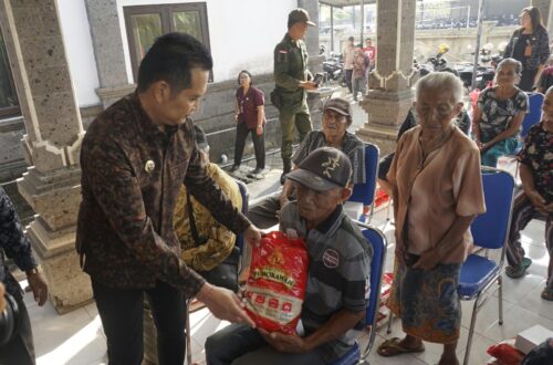 Pemkab Jembrana Salurkan Beras 15 Kg per bulan Untuk Ratusan Lansia Kurang Mampu