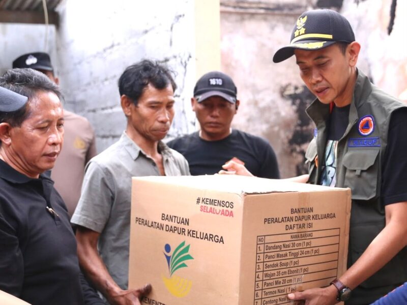 Tinjau Lokasi Kebakaran di Desa Negari, Wabup Tjok Surya Serahkan Bantuan Sosial