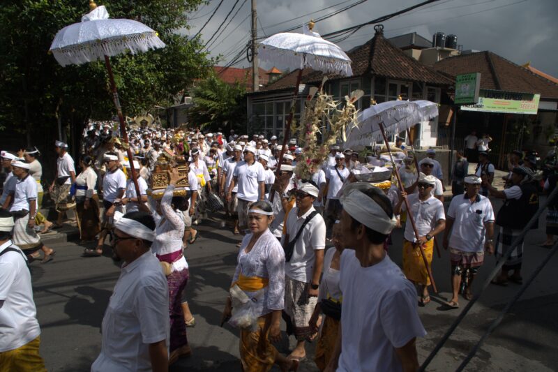 Ribuan  Krama Desa Adat Kuta Ikuti Prosesi Nganget Don Bingin dan Nunas Tirta Ning