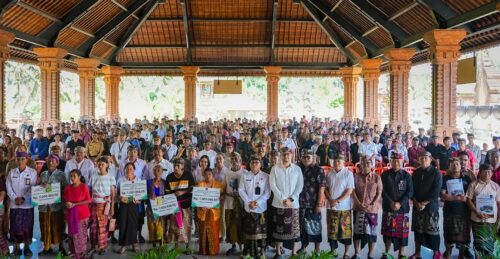 DPRD Badung Dampingi Wakil Bupati Badung Serahkan Ratusan Bantuan Perumahan dan Disabilitas.