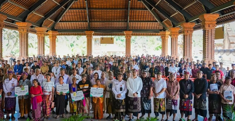 DPRD Badung Dampingi Wakil Bupati Badung Serahkan Ratusan Bantuan Perumahan dan Disabilitas.