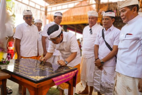 Tandatangani Prasasti Pura Batan Ancak Tibubeneng,”Bupati Badung Apresiasi Semangat Gotong Royong Krama”