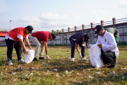 Peringati Tumpek Wayang, Bupati Satria Pimpin Aksi Bersih Sampah Plastik di Kawasan PKB Klungkung