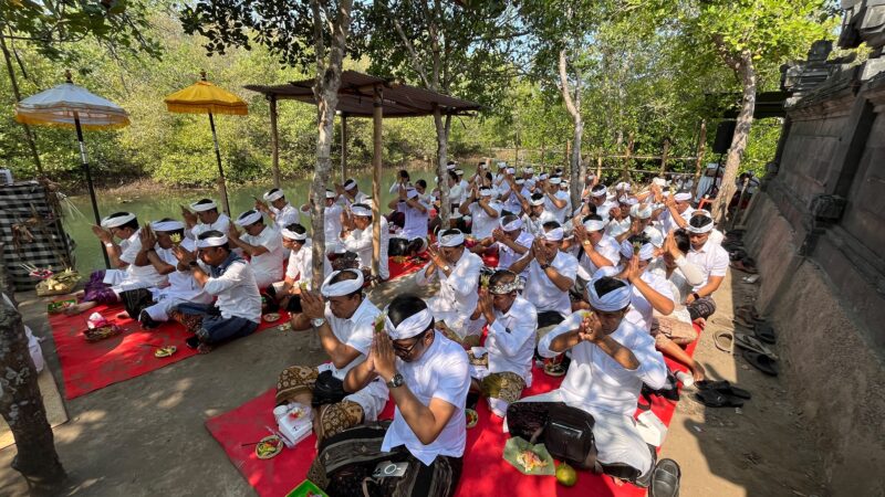 Momentum Tumpek Wayang, Pemkab Jembrana Gelar Persembahyangan, Sosialisasi Pembangunan PLTS Hingga Aksi Bersih-Bersih Sampah*