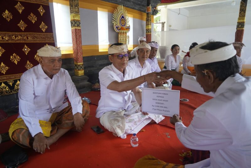 Memperkokoh Sinergi Adat & Pemerintah, Bupati Satria Hadiri Puncak Karya di Desa Adat Akah
