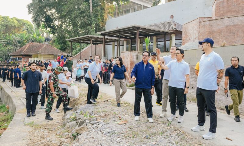 Wakil Ketua III DPRD Badung Made Sunarta Hadiri Aksi Bersih-bersih di Area Puspem Badung