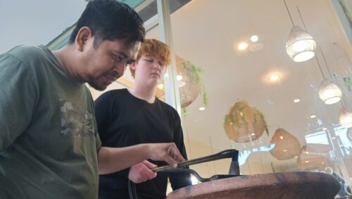 Pengalaman Pande “Bule” Buat Kerajinan Dari Perak. 2 Jam Sudah Bisa Bikin Cincin