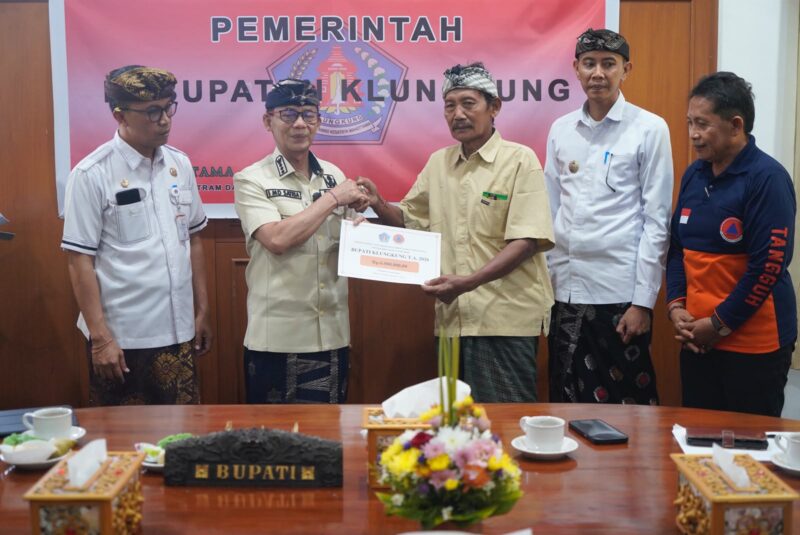 Pemkab Klungkung Serahkan Bantuan Sosial Korban Bencana, Bupati Satria Imbau Warga Waspadai Kebakaran di Musim Kemarau Panjang